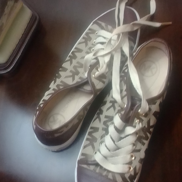 Mk shoes - Picture 3 of 3